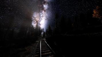 Vintergatan ovanför järnväg och skog video