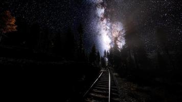 la via lattea sopra la ferrovia e la foresta video