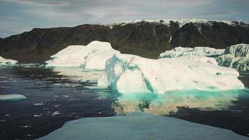 grandes icebergs perto da região da Groenlândia video