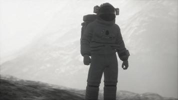 astronauta em outro planeta com poeira e neblina video