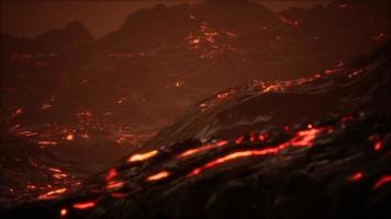 lava fusa rossa e arancione vibrante che scorre su un campo di lava grigio e su una terra rocciosa lucida