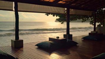 sac de haricots sur balcon avec fond de plage de mer au lever ou au coucher du soleil