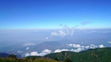 timelapse belle couche de montagne avec nuages et ciel bleu au sentier de la nature de kew mae pan à chiang mai, thaïlande video
