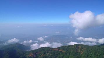 bela camada de montanha com nuvens e céu azul na trilha natural de kew mae pan em chiang mai, tailândia video