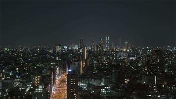 4K-Zeitraffersequenz von Tokio, Japan - Tokios Stadtverkehr bei Nacht vom Bürgerzentrum Bunkyo video