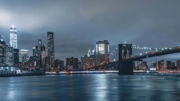 4k hyperlapse-reeks van new york city bij nacht geschoten in brooklyn video
