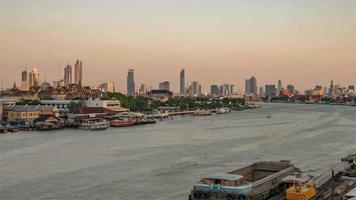 Secuencia de timelapse de 4k de bangkok, tailandia - el río chao phraya del día a la noche