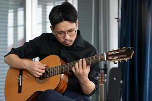 franco retrato de músico maduro tocando la guitarra foto