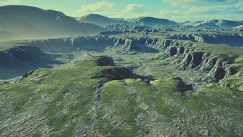 landschap met bergen en droog geel gras in nieuw-zeeland video