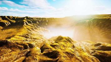 paesaggio con montagne ed erba gialla secca in Nuova Zelanda video