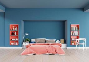 dormitorio de color coral vivo de una casa de lujo con cama doble y silla en el suelo con paredes azul oscuro en el suelo de madera.