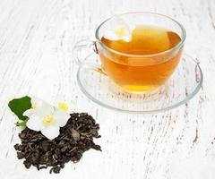 taza de té con flores de jazmín foto