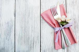 ajuste de la mesa con flores de primavera foto