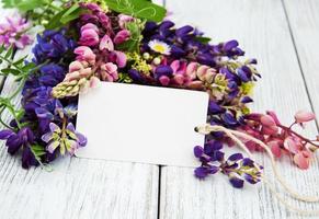 flores de lupino en una mesa foto