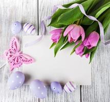 ramo de tulipanes y tarjeta de pascua de felicitación en blanco foto