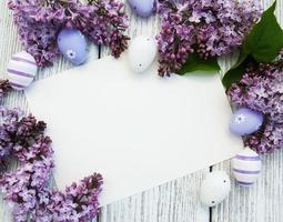 tarjeta de pascua con flores lilas foto