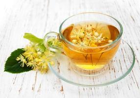 taza de té de hierbas con flores de tilo foto