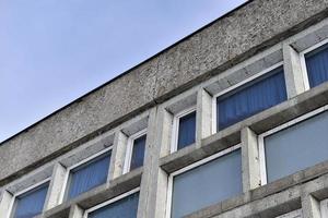 un antiguo edificio de piedra con grandes ventanales foto