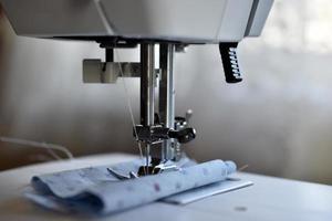 nueva máquina de coser blanca con hilos en casa