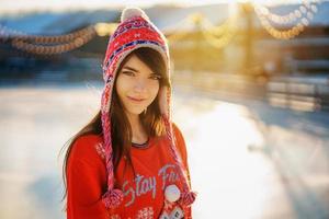 retrato de una joven hermosa mujer en invierno con un sombrero al sol foto