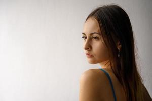 primer plano, retrato, de, un, dulce, triste, mujer joven foto