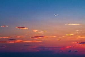 hermosa puesta de sol brillante nubes rojas en el cielo azul foto