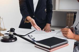 El abogado de negocios actualmente está asesorando el juicio del cliente en la oficina del abogado. foto