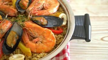 paella de marisco con gambas, almejas, mejillones sobre arroz con azafrán - estilo de comida española video