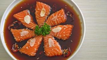 Shoyu marinado con salmón o salsa de soja en escabeche con salmón al estilo coreano video