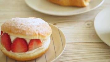 moritozzo fraise fromage à la crème ou donut burger fraise avec fromage à la crème frais video