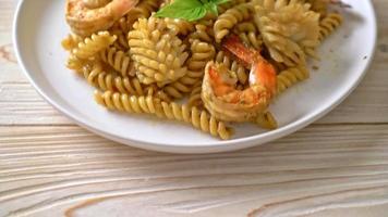 macarrão espiral frito com frutos do mar e molho de manjericão - estilo de comida de fusão video