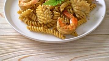 stir-fried spiral pasta with seafood and basil sauce - fusion food style video