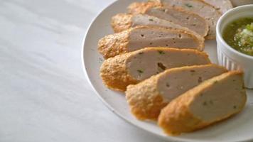 gebratener chinesischer Fischkuchen oder Fischbällchen in Scheiben geschnitten mit würziger Meeresfrüchte-Dip-Sauce video