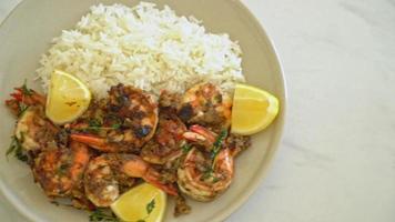 Jerk Shrimps oder gegrillte Shrimps nach Jamaica-Art mit Zitrone und Reis video