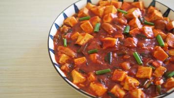 tofu mapo - le plat traditionnel du sichuan composé de tofu soyeux et de boeuf haché, emballé avec la saveur mala de l'huile de chili et des grains de poivre du sichuan - style de cuisine asiatique video