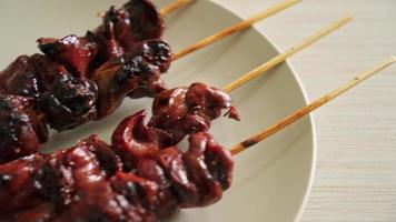 espeto de fígado de frango grelhado yakitori servir em estilo izakaya - estilo de comida asiática video