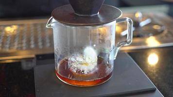 Gießen von heißem Wasser zum Abtropfen von Arabica-Kaffee video