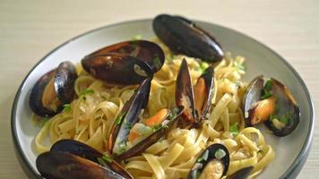 linguine spaghetti pasta vongole white wine sauce - Italian seafood pasta with clams and mussels video