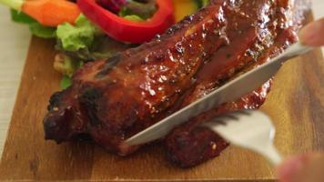 grill barbecue pork spare ribs with vegetables video