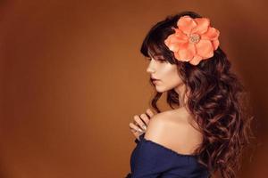 joven mujer hermosa con flores en el pelo y maquillaje, foto tonificante