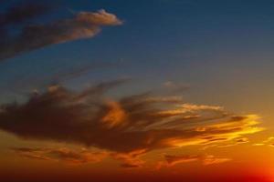 hermoso cielo brillante con nubes al atardecer foto