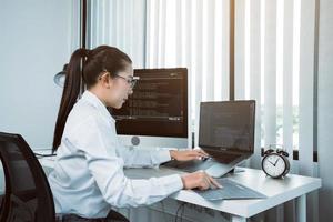 los desarrolladores de software están analizando el código escrito en el programa en la computadora en la sala de oficina. foto