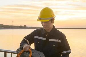 un ingeniero que lleva un casco protector al atardecer. foto