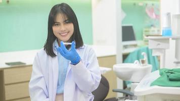 joven dentista sosteniendo invisalign en clínica dental, chequeo de dientes y concepto de dientes sanos foto