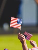 niño sosteniendo una bandera americana foto