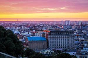 kiev, ucrania - 4 de julio de 2019. panorama de la ciudad de kiev, plataforma de observación en el dnipro, cielo al atardecer en el fondo forma la bandera de ucrania. desenfocado foto