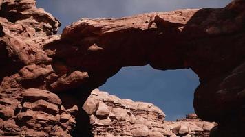 arche de pierre rouge dans le parc du grand canyon video