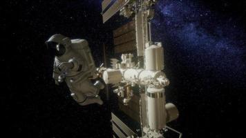 astronaute à l'extérieur de la station spatiale internationale lors d'une sortie dans l'espace video