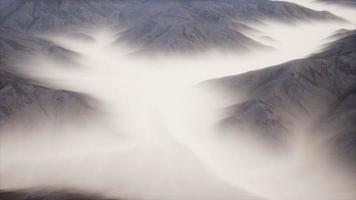 bergslandskap med djup dimma på morgonen video