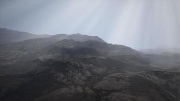 Sonnenstrahlen vor dem Hintergrund der Berge video